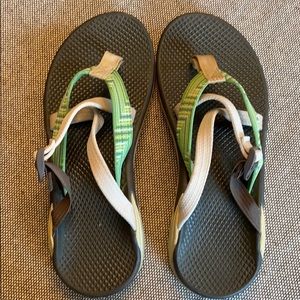 Chaco hipthong sandals
